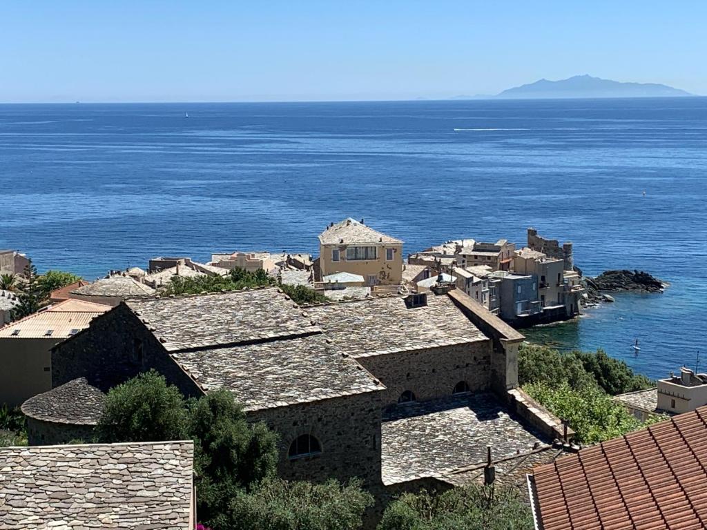 Village de pêcheurs du Cap Corse au bord de la mer, aux toits de lauze